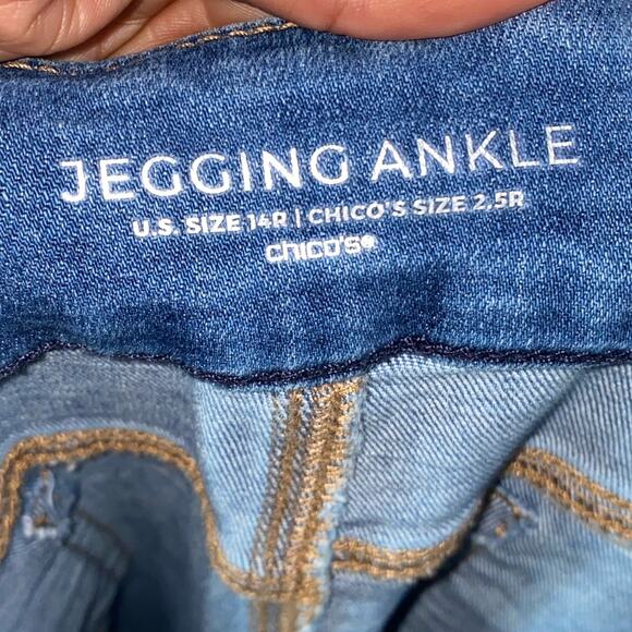 Chico’s Pull-On Blue Denim Jegging Ankle Jeans Lightly Distressed Size 14R - Picture 3 of 7